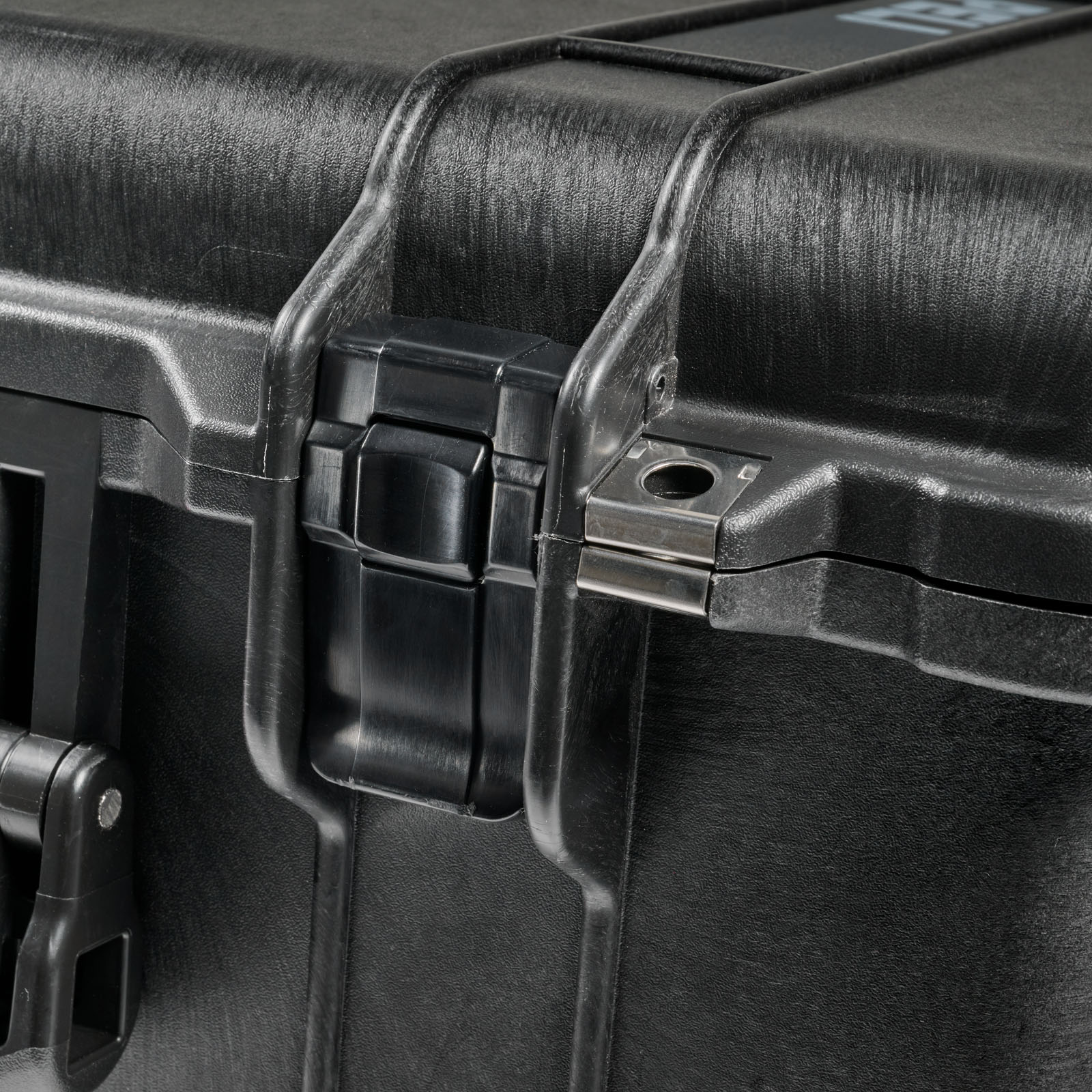PELI_P2 1560_Studio Case_On White_Detail Push Latch