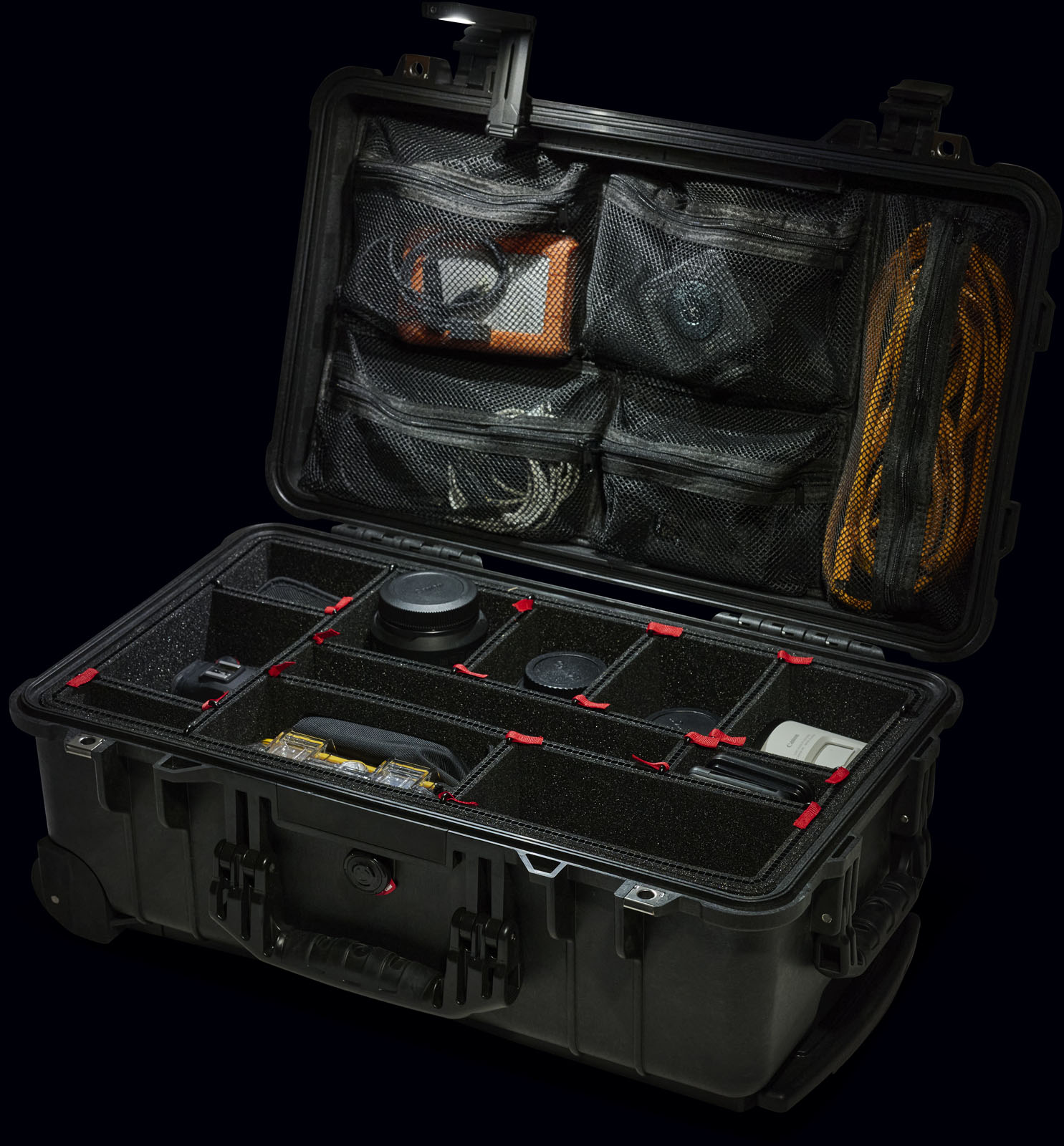 PELI_MODLIGHT_ONWHITE_PHOTO_CASE_USAGE_2