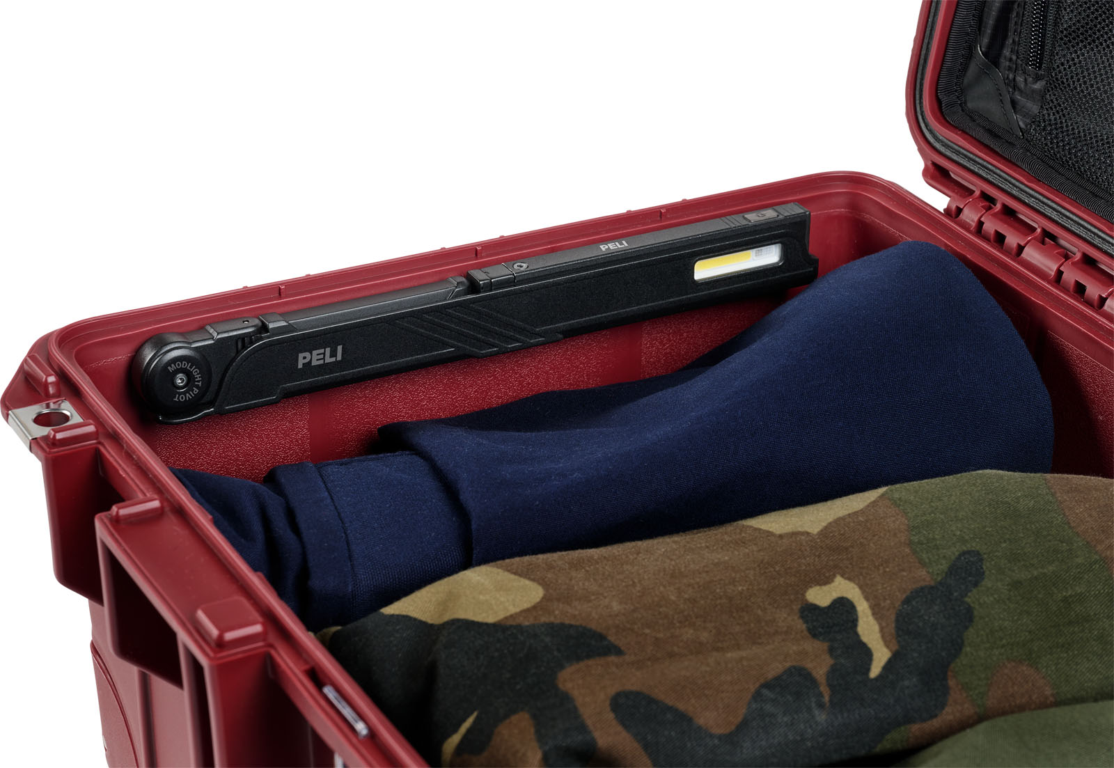 PELI_MODLIGHT_ONWHITE_TRAVEL_CASE_DETAIL_CLOSED